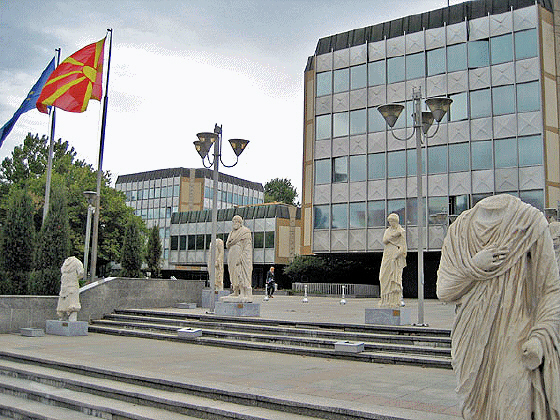 Μοιάζει με σκηνή από κινηματογραφική ταινία, αλλά είναι πραγματικός εφιάλτης: το Κυβερνητικό Μέγαρο των Σφετεριστών της Μακεδονίας μας, ντυμένο με …«παρελθόν»