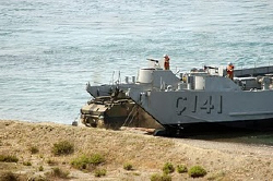 Σύγχρονο πολεμικό υλικό ξεφορτώνει ο Αττίλας στην Αμμόχωστο
