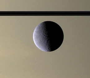 Αραιή ατμόσφαιρα με οξυγόνο τυλίγει μεγάλο δορυφόρο του Κρόνου