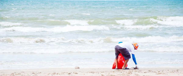 Μαθητές και ηλικιωμένοι καθάρισαν την παραλία στο Ελληνικό