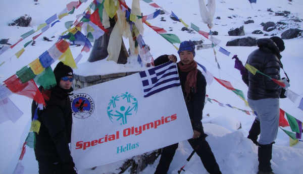 Η σημαία των Special Olympics στα Ιμαλάια