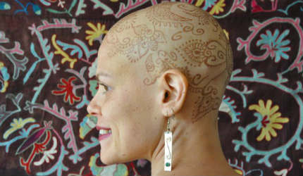 Εκπληκτικά “στέματα” απο χέννα βοηθούν τους καρκινοπαθείς να συμφιλιώθουν την  απώλεια μαλλιών.