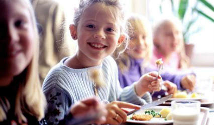 Αύξηση του αριθμού των μερίδων μεσημεριανού φαγητού στα δημοτικά σχολεία