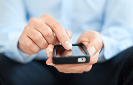 Έρευνα: Οι άντρες “ψάχνουν” τα κινητά της συντρόφου τους!