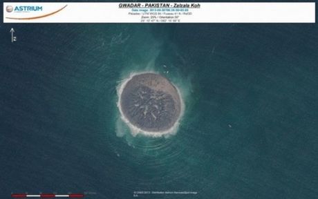 Η πρώτη δορυφορική φωτογραφία του νησιού που αναδύθηκε από το σεισμό στο Πακιστάν