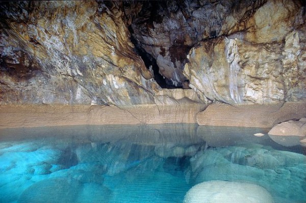 Το μυθικό “Σπήλαιο των Λιμνών” στα Κάστρια Αχαΐας - Ένα σπάνιο δημιούργημα της φύσης [Εικόνες Βίντεο]