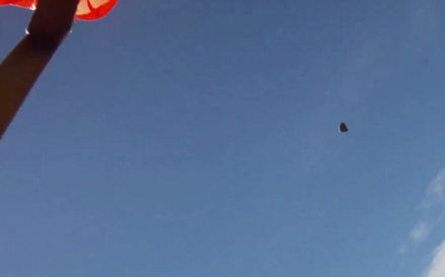 Perierga.gr - Πέρασε δίπλα του... μετεωρίτης!