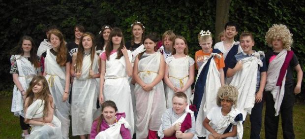 Ωδή στην Αρχαία Ελλάδα: Παιδιά στην Αγγλία φόρεσαν χλαμύδες και ύμνησαν τον ελληνικό πολιτισμό [εικόνες]