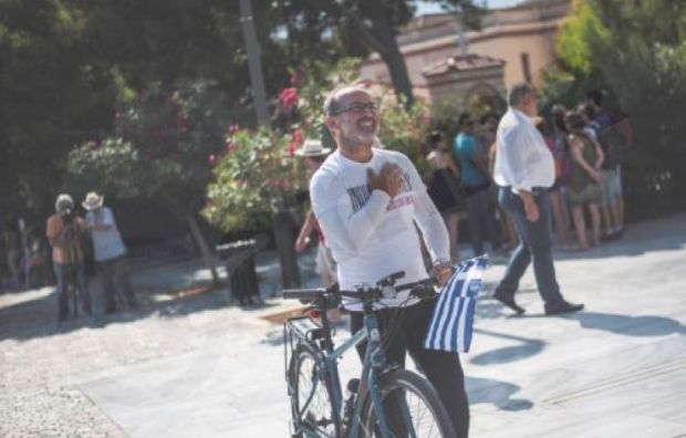 Ιταλός καθηγητής ταξίδεψε με ποδήλατο από το Λονδίνο στην Αθήνα στηρίζοντας την επιστροφή των γλυπτών