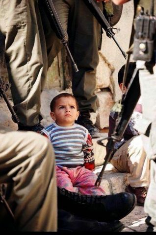 Κρατούν παιδιά μέσα σε υπαίθρια σιδερένια κλουβιά – Όχι δεν είναι το ΙSIS. Είναι το Ισραήλ.