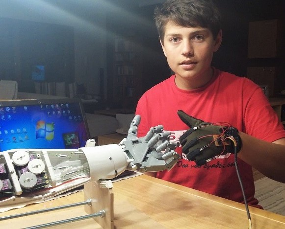 Dim-xatzis-and-robotic-hand