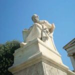 Ανδριάντας του Σωκράτη μπροστά από το Μέγαρο τη Ακαδημίας Αθηνών, έργο των Λεωνίδα Δρόση και Attilio Picarelli.