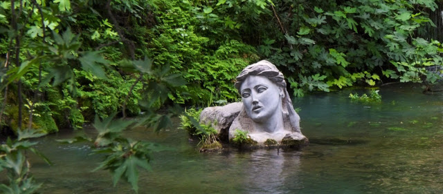 Το ποτάμι της Έρκυνας και το άγαλμα της γυναίκας που ξεπροβάλλει μέσα από τα νερά