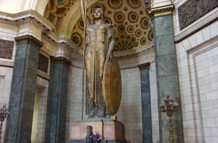 Το τεράστιο άγαλμα της θεάς Αθηνάς στο καπιτώλιο της Κούβας. Ο γλύπτης είχε πρότυπο την ελληνίδα θεά και πόζαρε μια μιγάδα καλλονή