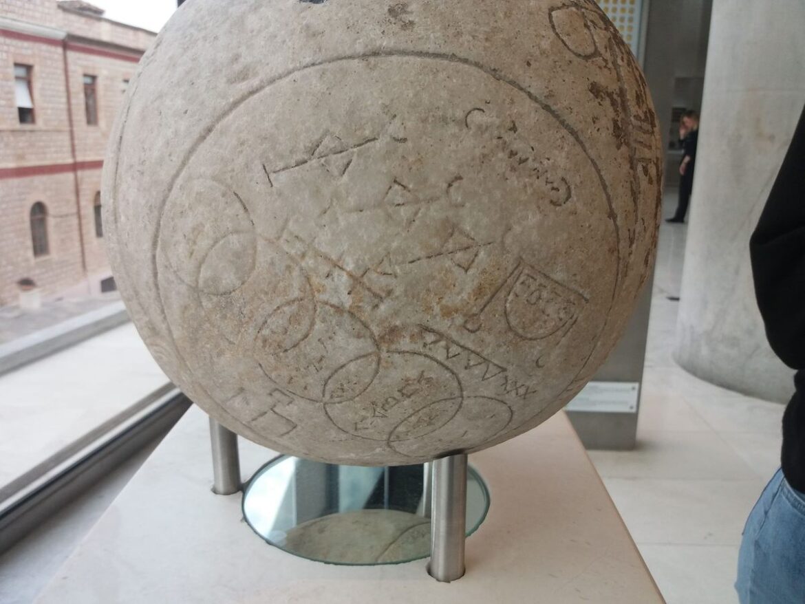 Άλυτο μυστήριο με τη λίθινη σφαίρα στο μουσείο της Ακρόπολης